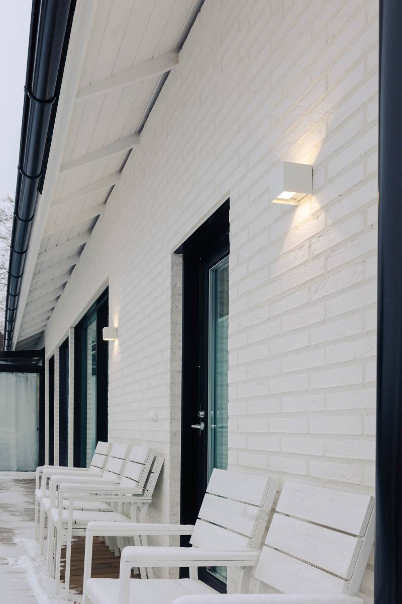 Aplique FUNK blanco en una pared exterior.